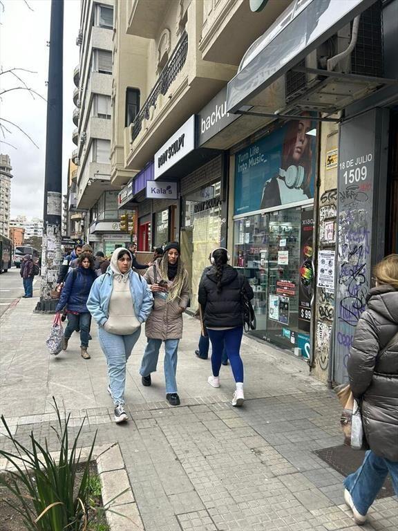 ALQUILER Local comercial sobre 18 de Julio esquina Vázquez.