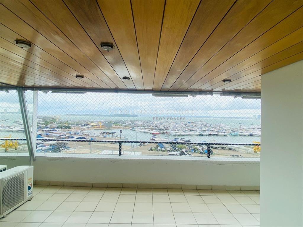 Apartamento de 3 dormitorios en venta en Punta