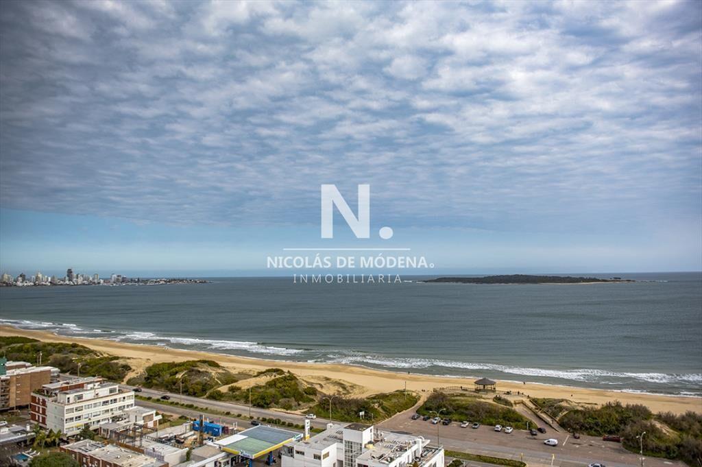 Vende apartamento esquinero en Le Jardin, Punta