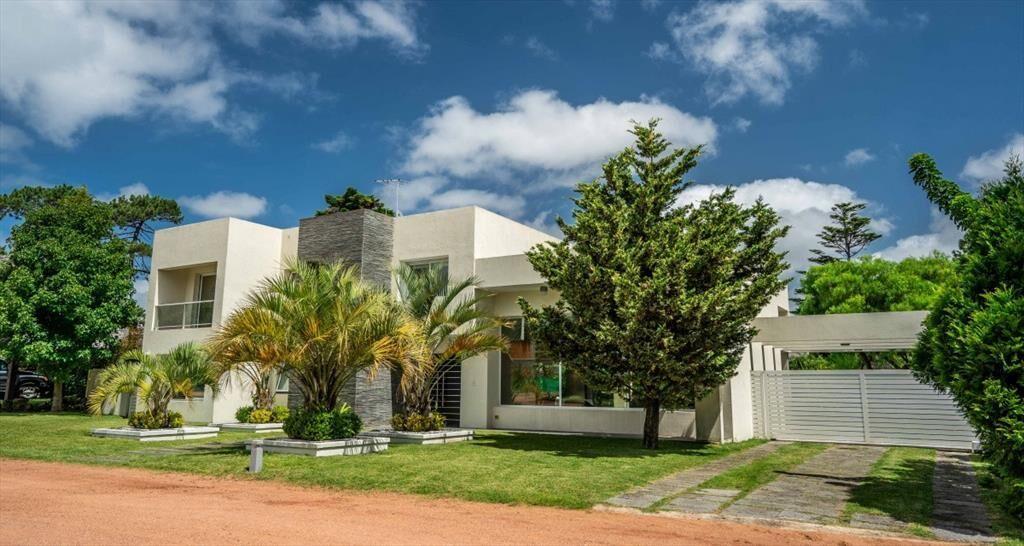 CASA EN VENTA 4 DORMITORIOS + DEPENDENCIA BARRIO