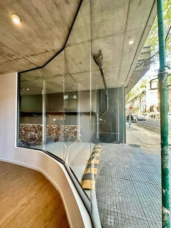 Venta de Local comercial con 200 Mts ² y 7 garages en Cordón