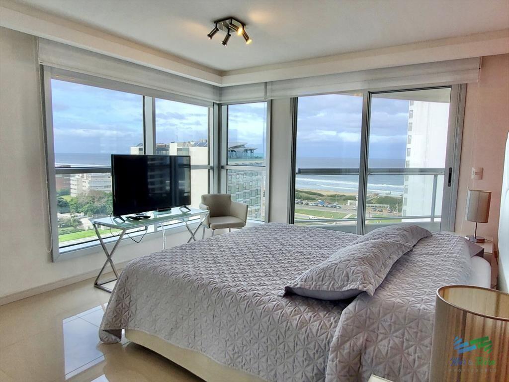 Venta apartamento de 3 dormitorios y servicio con