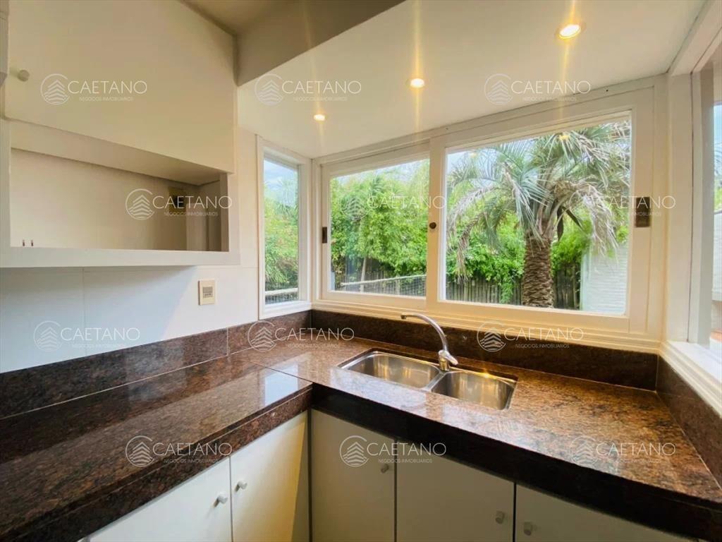 Excelente casa en venta de La Barra de tres + con