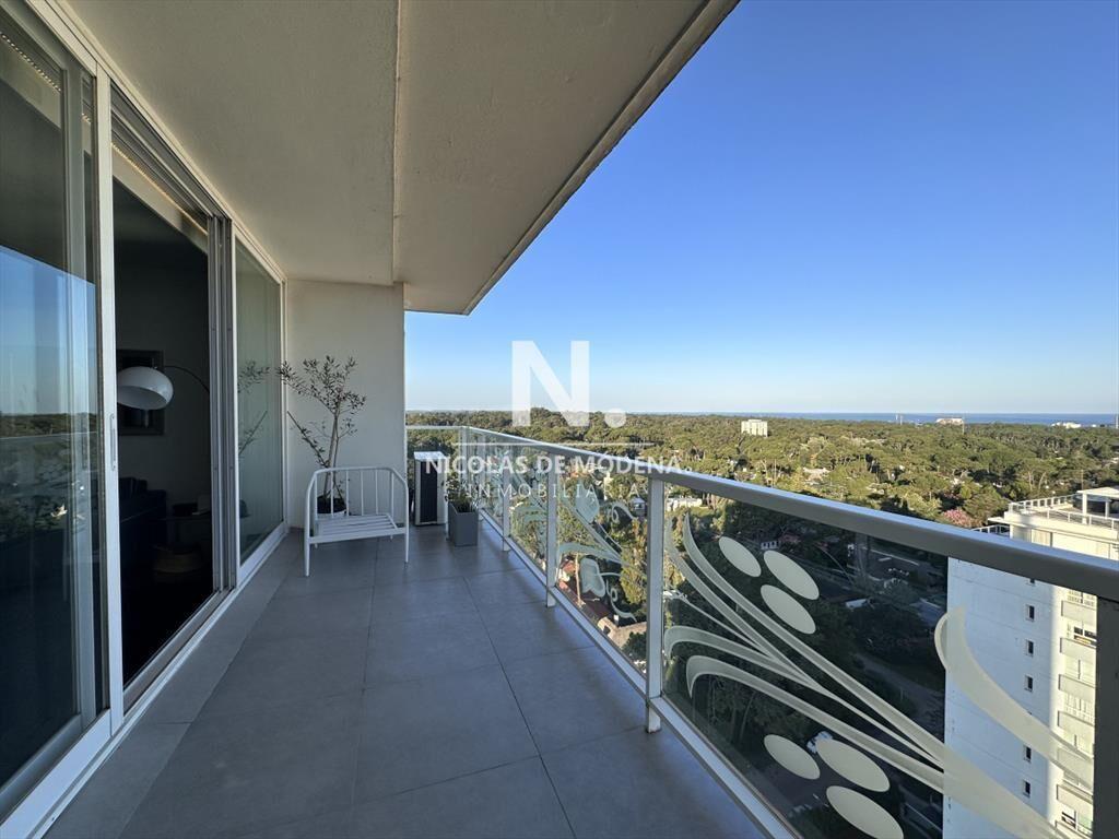 Vende apartamento unificado en Torre Yoo, Punta