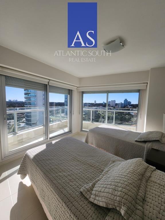 Vende apartamento de 3 dormitorios en Mansa- Punta del Este