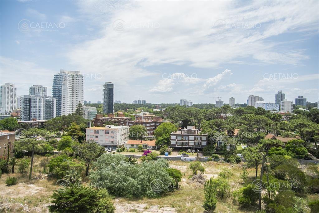 Vende apartamento de 2 dormitorios y medio playa