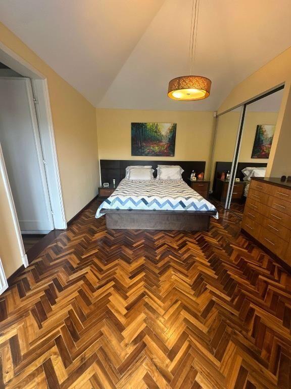 VENTA SÓLIDA PROPIEDAD CON FONDO Y GARAJE