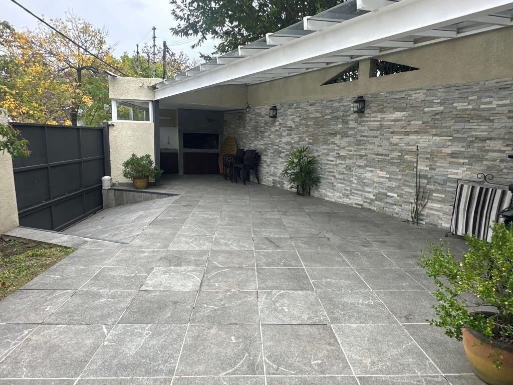 VENTA SÓLIDA PROPIEDAD CON FONDO Y GARAJE