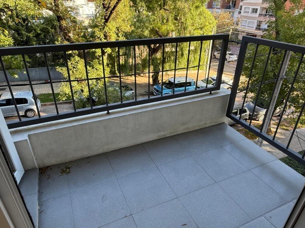 Apartamento al frente con balcon a mts. de Mdeo. Shopping!