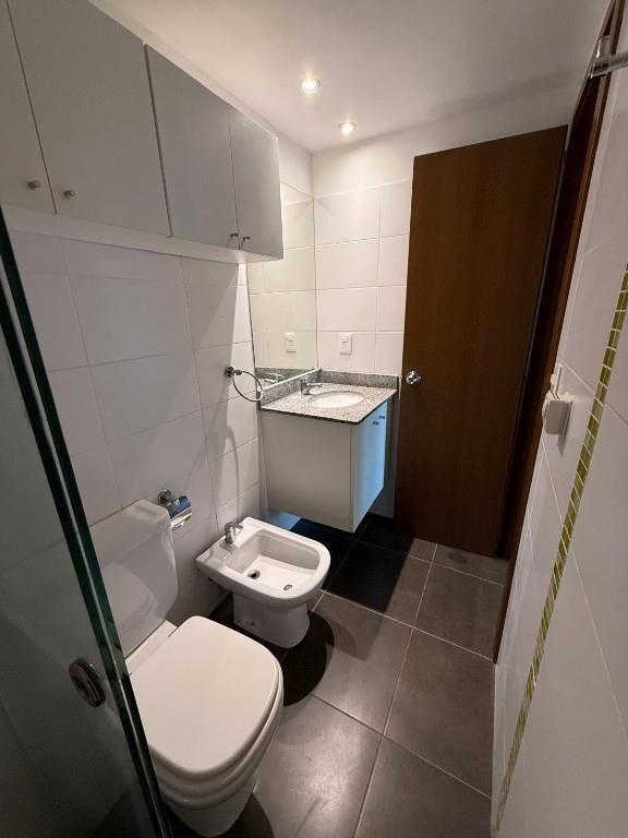 Apartamento al frente con balcon a mts. de Mdeo. Shopping!