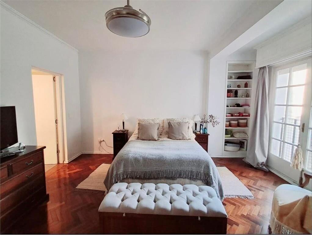 Pocitos, edificio de estilo 3dormitorios 3baños garage fijo