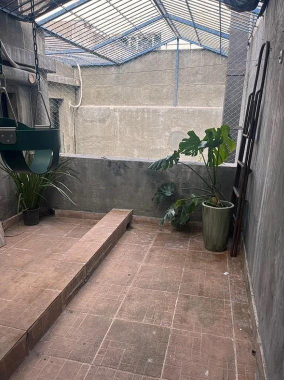 VENDE CASA 4DORMITORIOS 3BAÑOS POCITOS NUEVO 1COCHERA 1PATIO