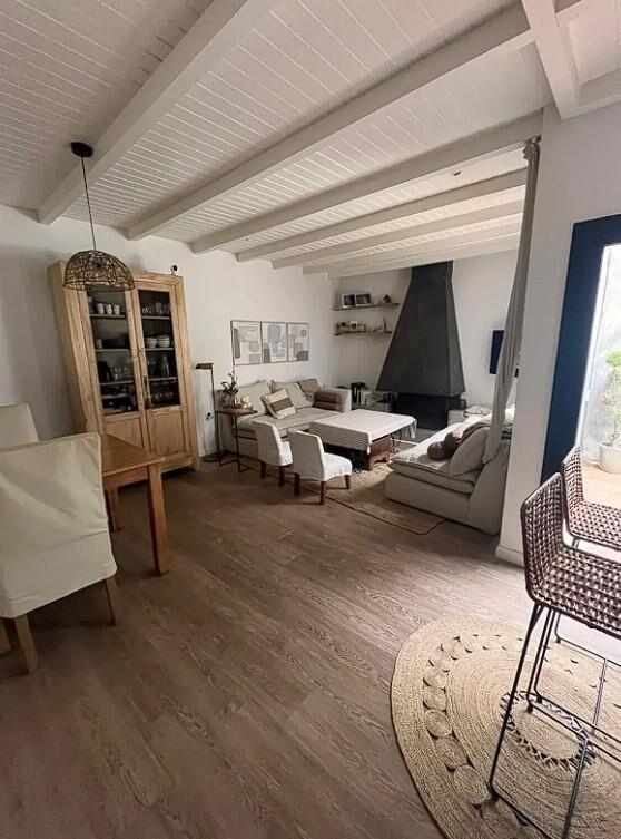 VENDE CASA 4DORMITORIOS 3BAÑOS POCITOS NUEVO 1COCHERA 1PATIO