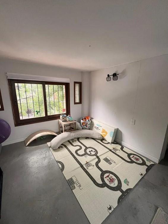 VENDE CASA 4DORMITORIOS 3BAÑOS POCITOS NUEVO 1COCHERA 1PATIO