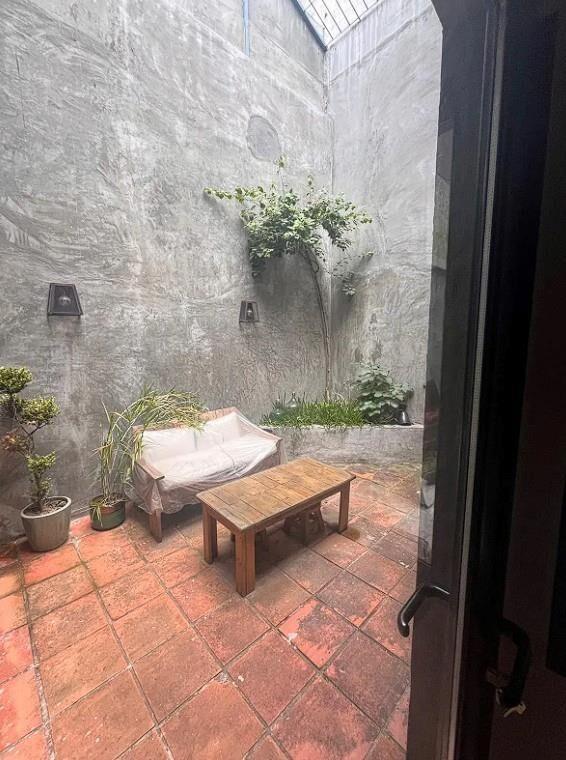 VENDE CASA 4DORMITORIOS 3BAÑOS POCITOS NUEVO 1COCHERA 1PATIO