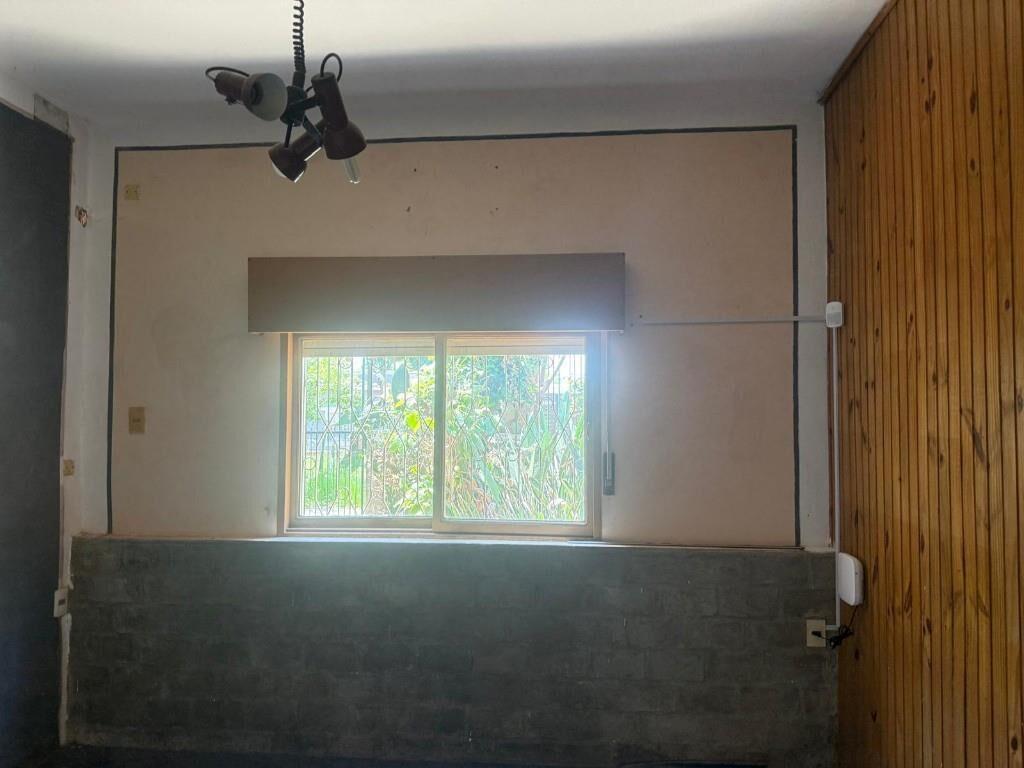 Casa con gran fondo y jardin, cocheras y parrillero