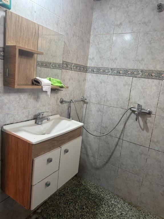 Casa con gran fondo y jardin, cocheras y parrillero