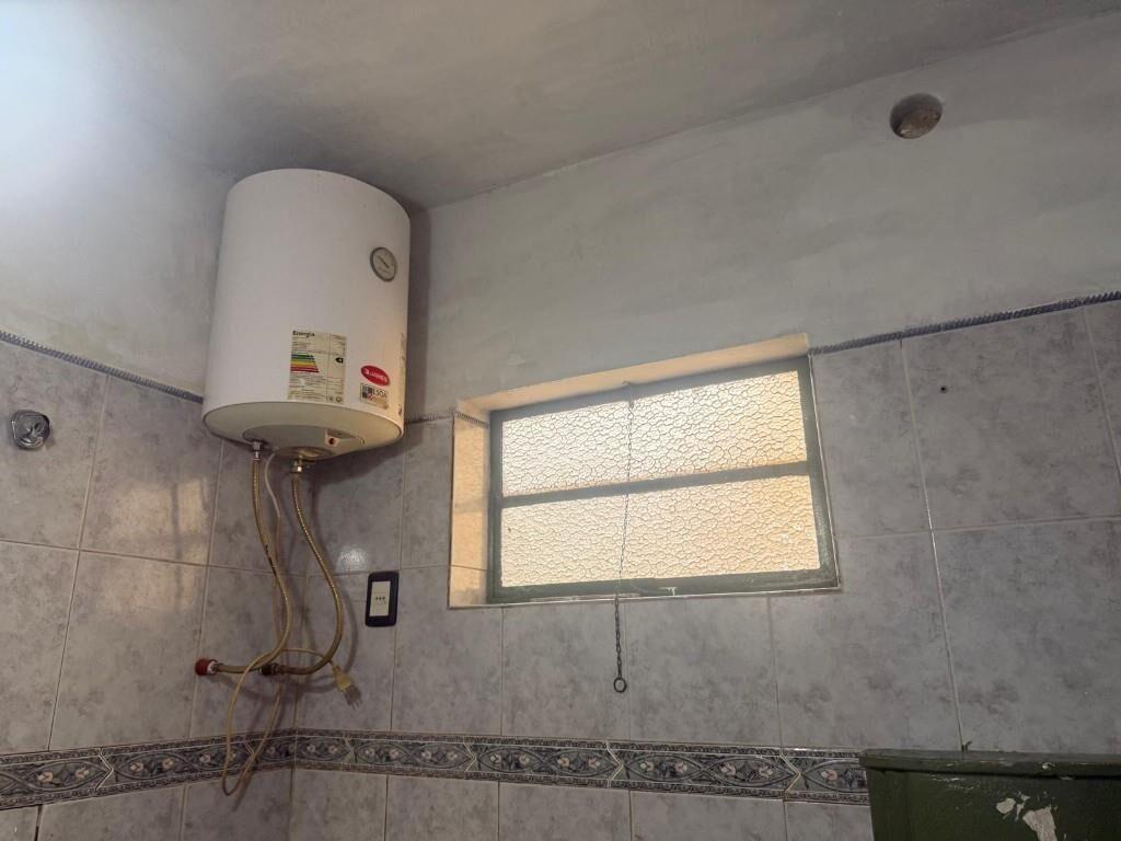 Casa con gran fondo y jardin, cocheras y parrillero