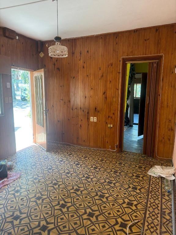 Casa con gran fondo y jardin, cocheras y parrillero