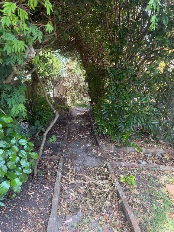 Casa con gran fondo y jardin, cocheras y parrillero