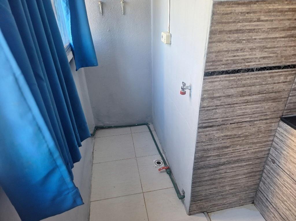 Alq 2 dormitorios , primer piso , buen estado con garaje.