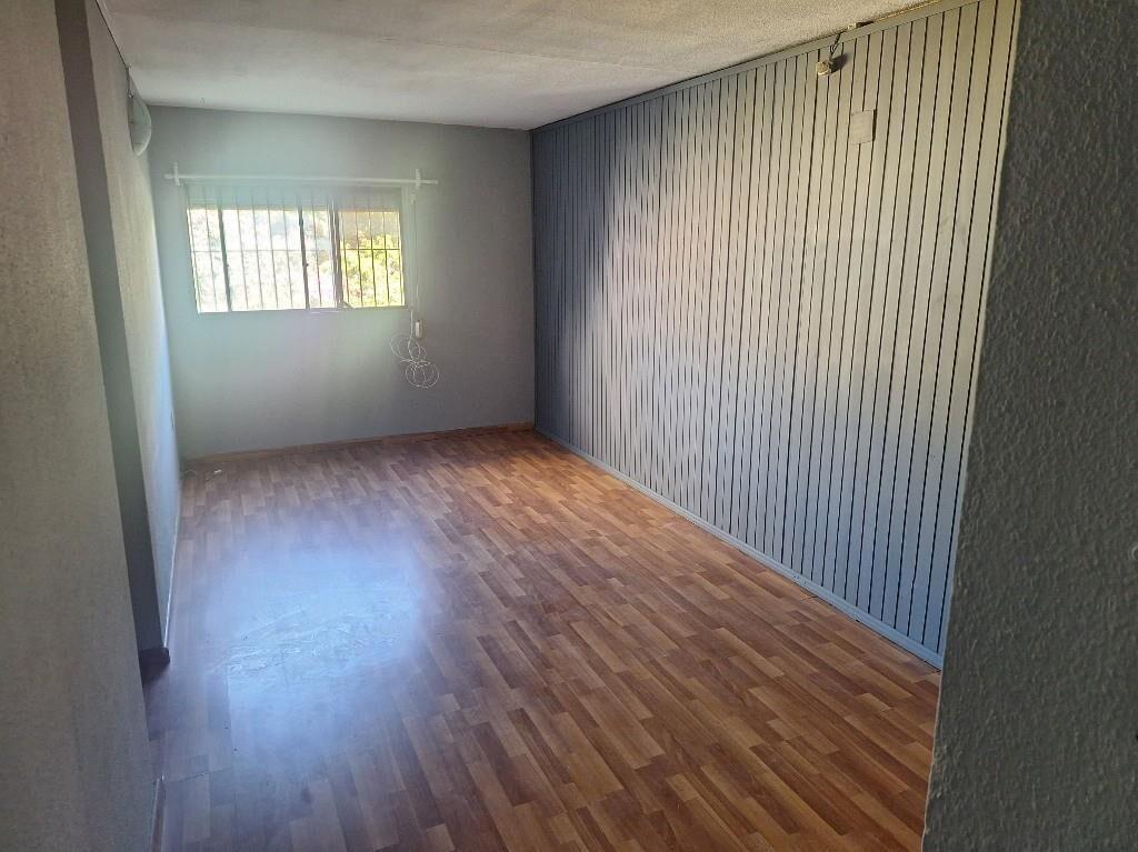 Alq 2 dormitorios , primer piso , buen estado con garaje.