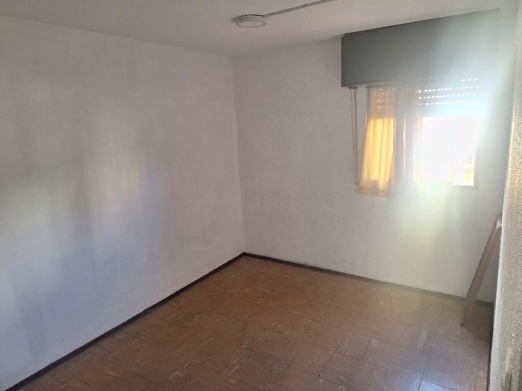 Alq 2 dormitorios , primer piso , buen estado con garaje.