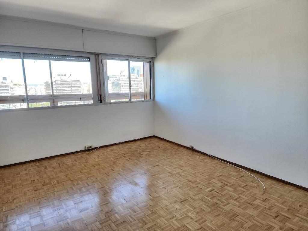 Excelente planta en con vista despejada al parque