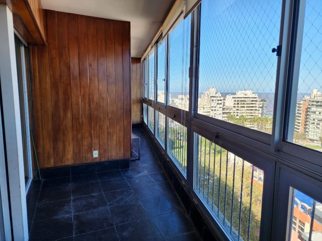 Excelente planta en con vista despejada al parque