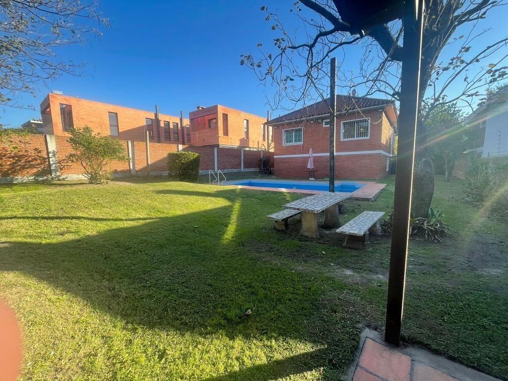 Se alquila casa en Carrasco norte excelente estado