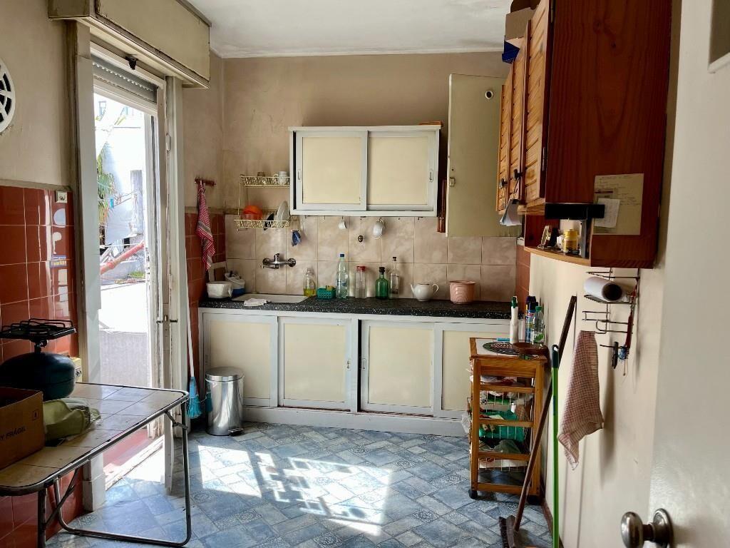 L & M VENDE: ESTRATÉGICA UBICACIÓN COMERCIO/VIVIENDA.-