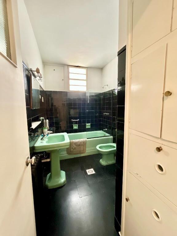 L & M VENDE: ESTRATÉGICA UBICACIÓN COMERCIO/VIVIENDA.-