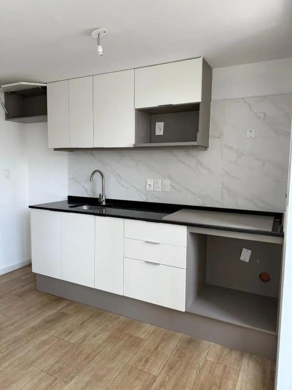1 dormitorio a estrenar con patio grande. Gastos $1.700