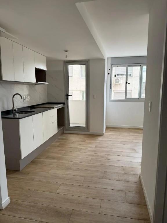 1 dormitorio a estrenar con patio grande. Gastos $1.700