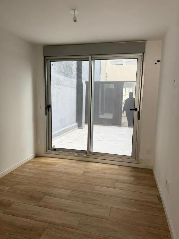 1 dormitorio a estrenar con patio grande. Gastos $1.700