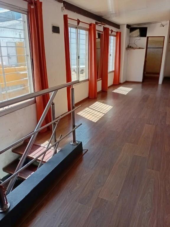 Casa amplia, 3 baños, estufa, cochera. Ideal empresa