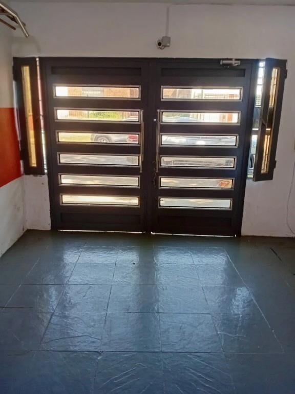Casa amplia, 3 baños, estufa, cochera. Ideal empresa