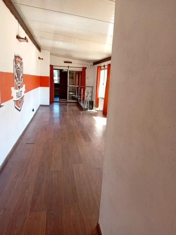Casa amplia, 3 baños, estufa, cochera. Ideal empresa