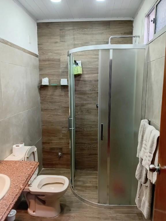 Casa amplia, 3 baños, estufa, cochera. Ideal empresa