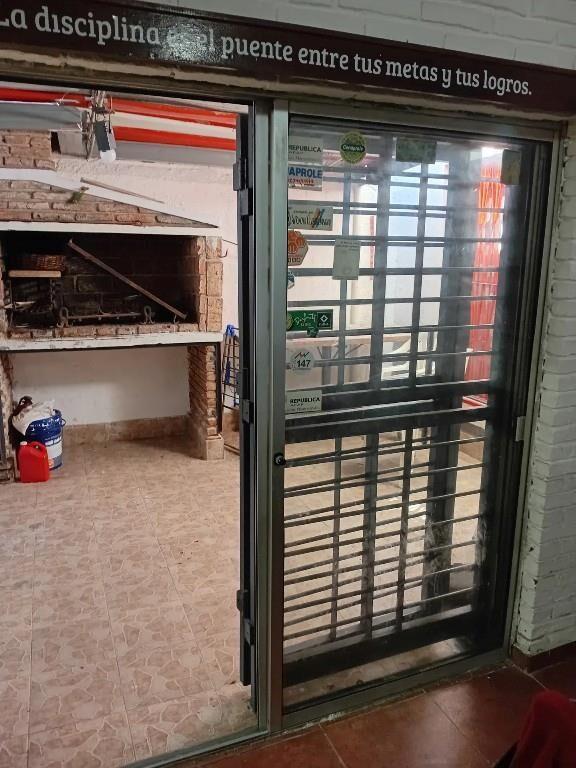 Casa amplia, 3 baños, estufa, cochera. Ideal empresa