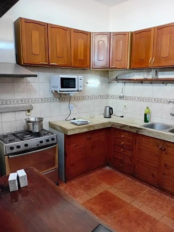 Casa amplia, 3 baños, estufa, cochera. Ideal empresa
