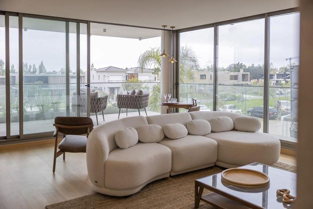 VENDE A ESTRENAR CARRASCO 2 DORMITORIOS 2 BAÑOS PARRILLERO