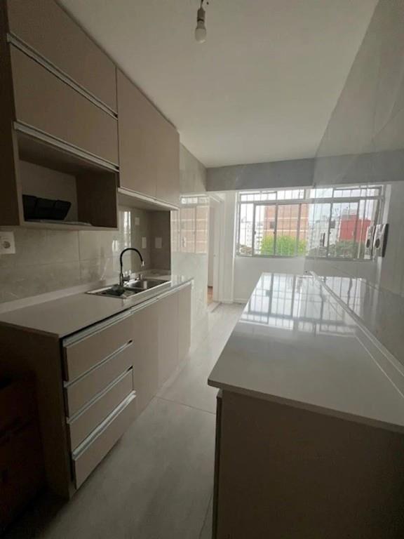 Reciclado! Piso alto con servicio completo y garage