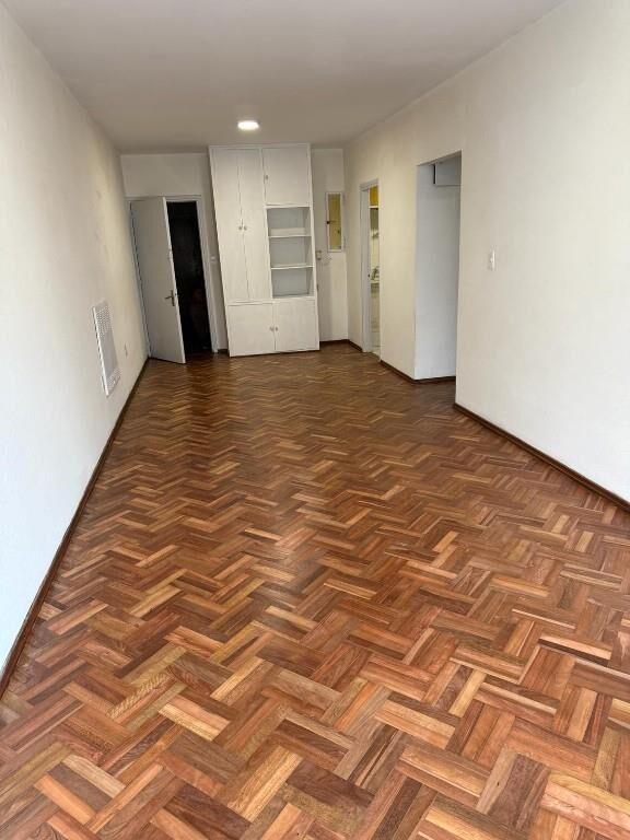 Apartamento sobre 26 de Marzo con balcon!