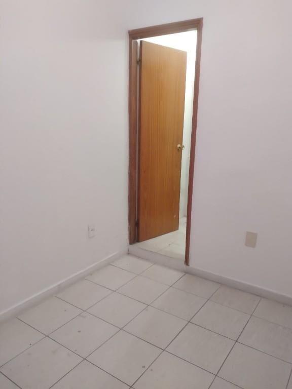 POCITOS,  ideal oficina ,  estudio,   al frente,  con baño,