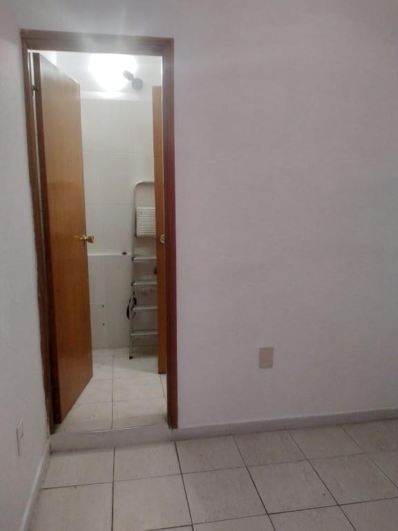POCITOS,  ideal oficina ,  estudio,   al frente,  con baño,