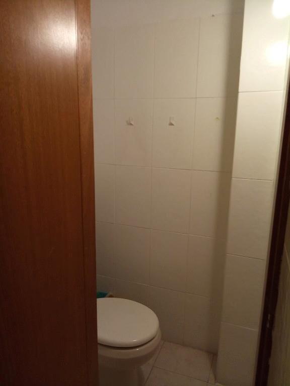 POCITOS,  ideal oficina ,  estudio,   al frente,  con baño,