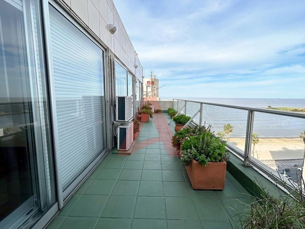 PENT HOUSE CON VISTA AL MAR  3 DORMTORIOS Y SERV - 2 GARAJE