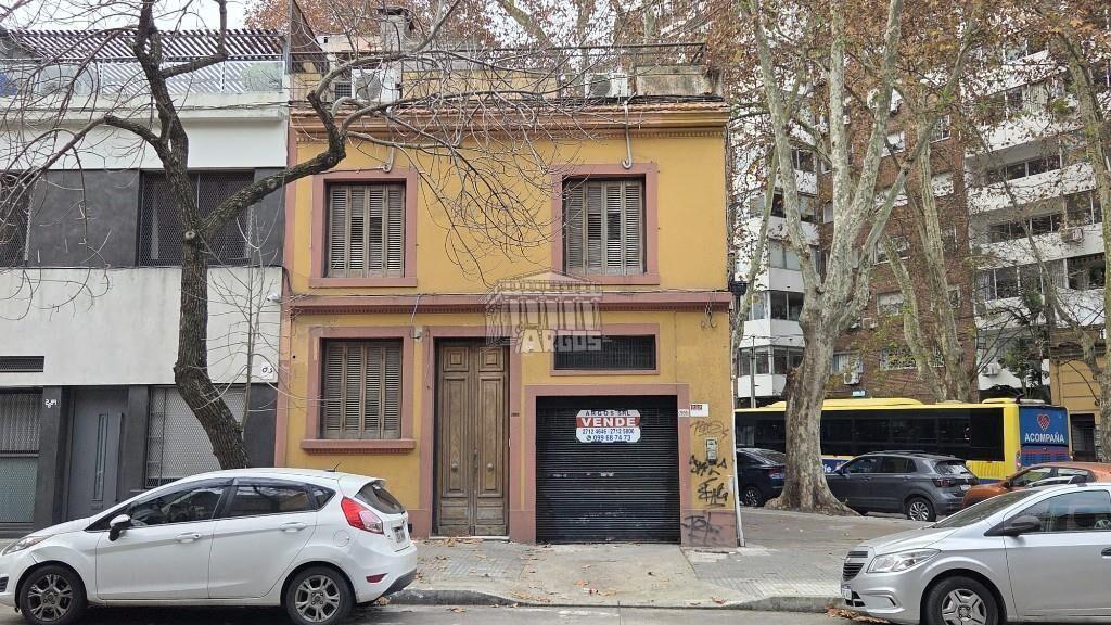 ARGOS VENDE CASA P.U. 3 DORM. C/GGE. GESTIDO ESQ. G. PEREIRA