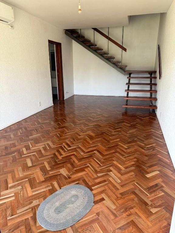 Casa esquina reciclada en 3 plantas, zona del Liceo Damaso!